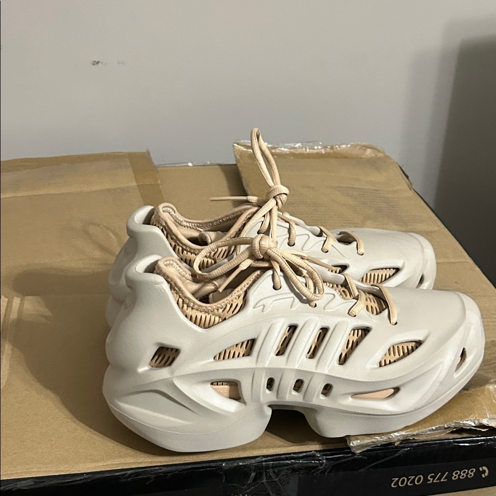 adidas Kids Sneakers in Cream and Tan